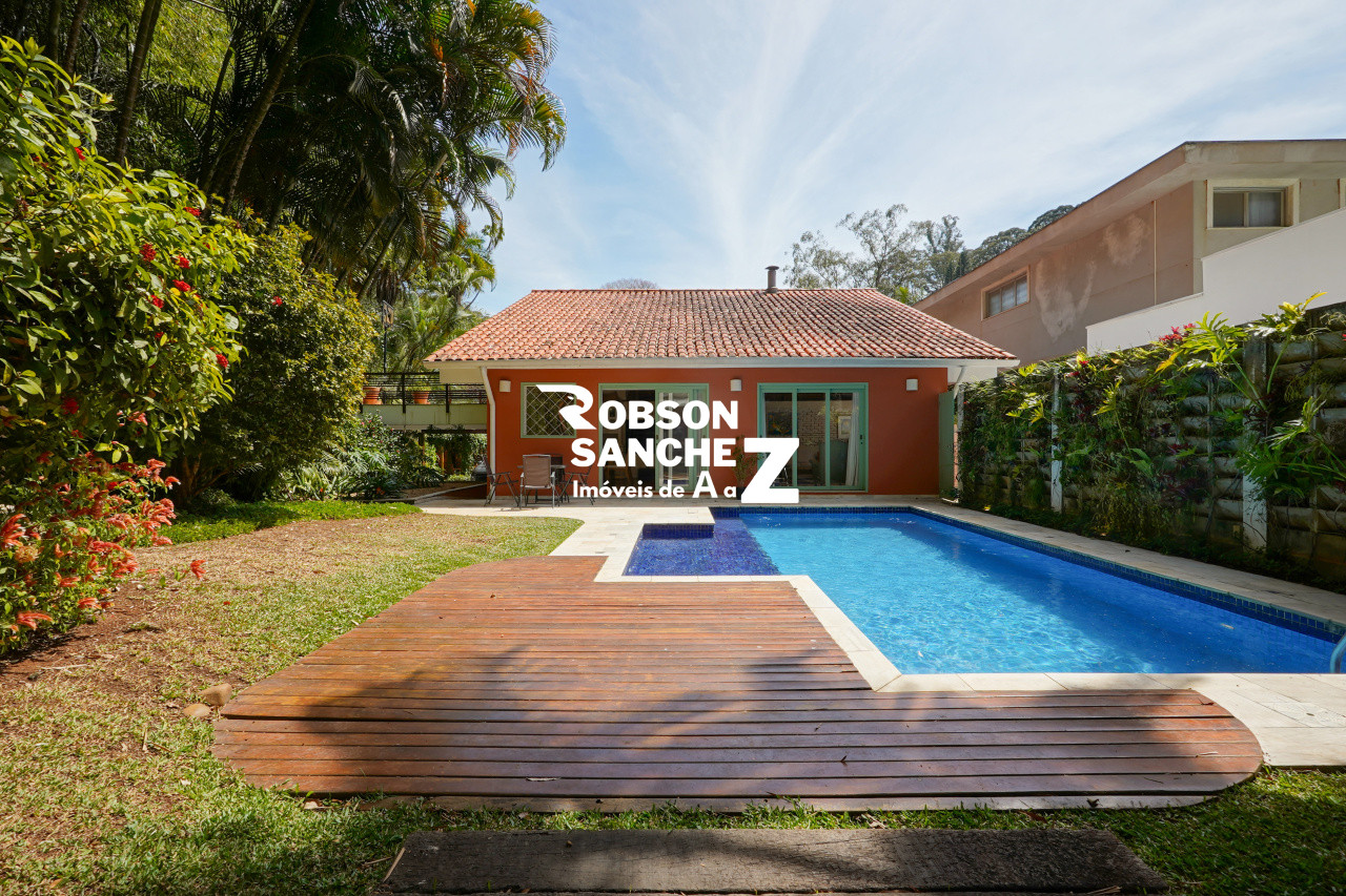 Casa com muita área verde à venda no Jd. Marajoara - 06 quartos e 06 vagas de garagem.