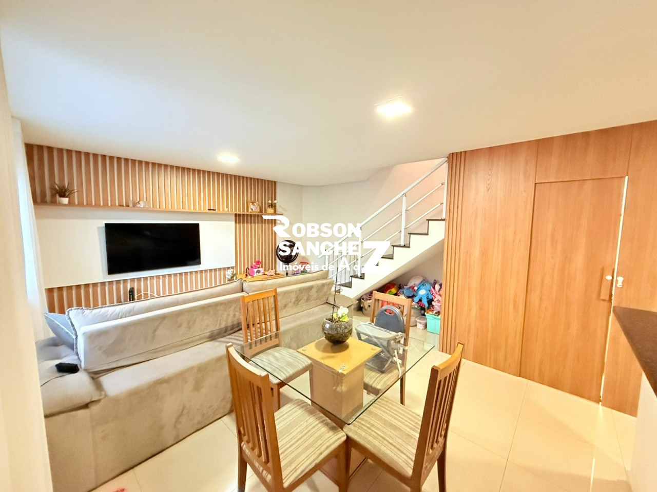 SOBRADO SEMI NOVO COM AQUECIMENTO SOLAR - 3 DORMS - 1 SUÍTE - 2 VAGAS 