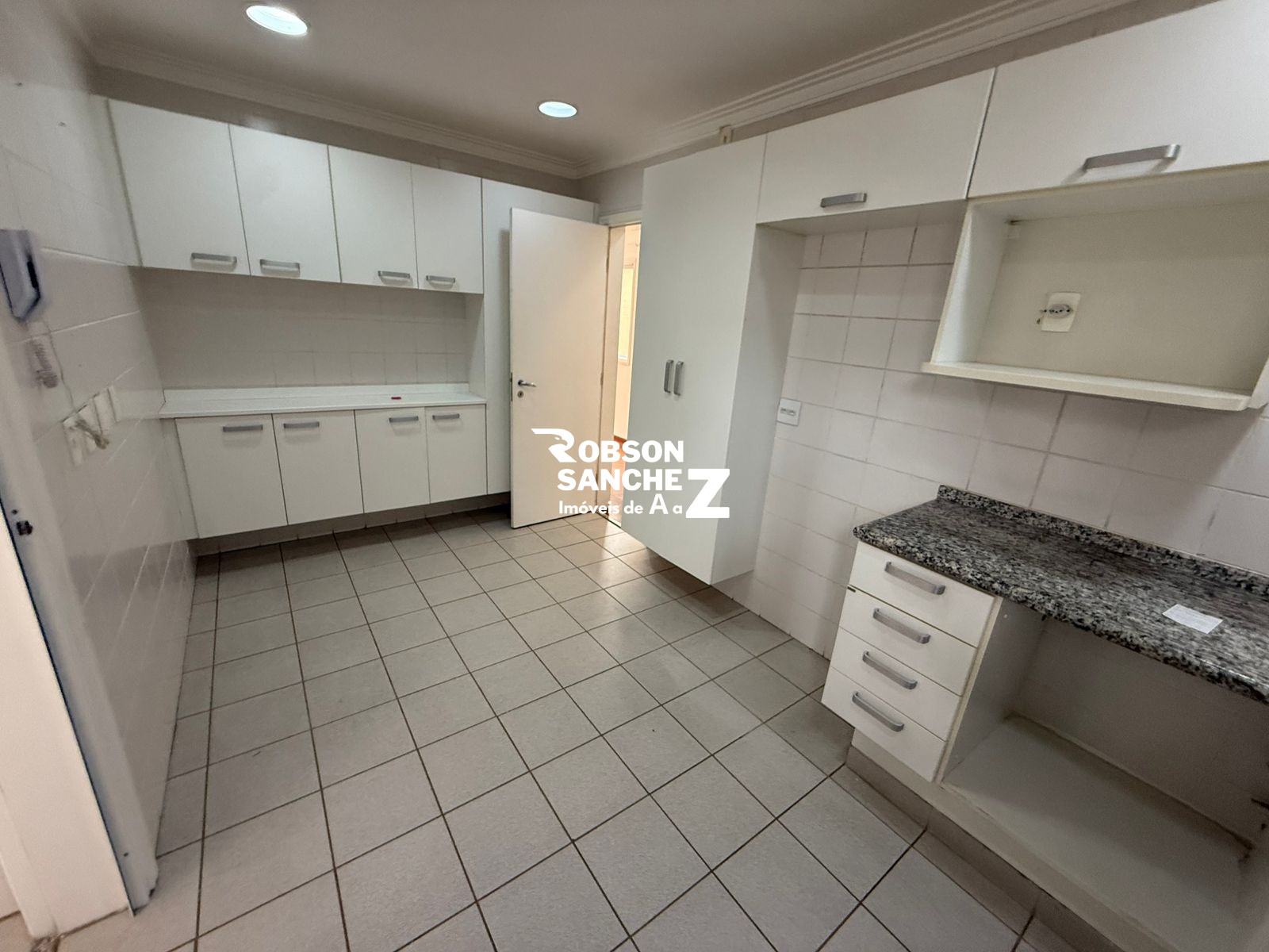 SOBRADO CONDOMINIO 4 DORMITORIOS JARDIM MARAJOARA