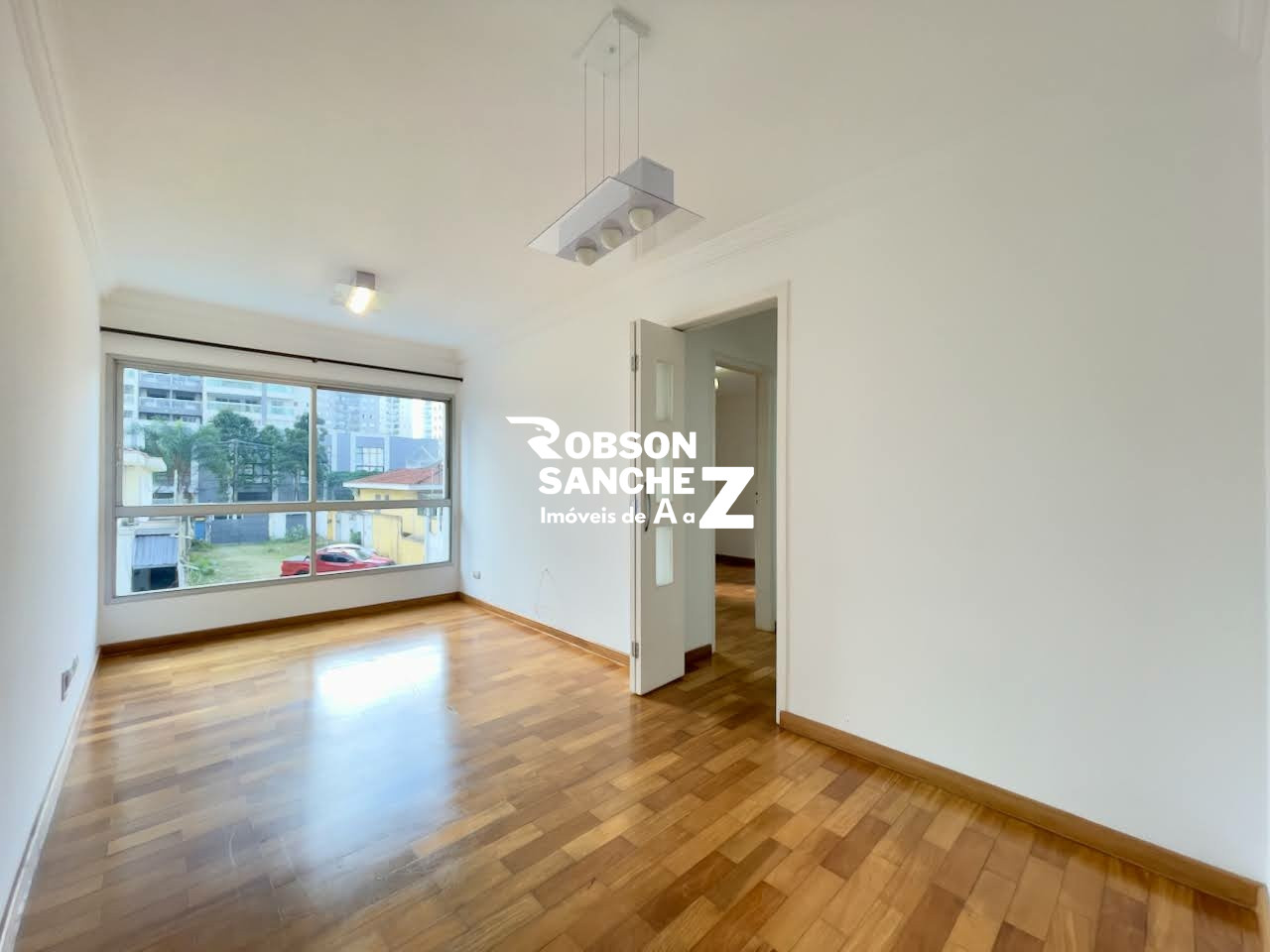 apartamento 2 quartos ,sala com janelão ,cozinha com armários, aria de serviço