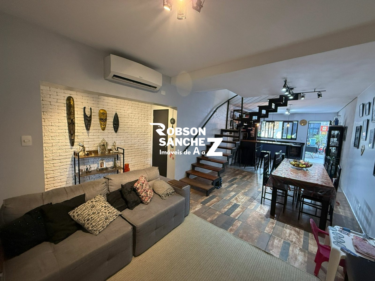 Sobrado Reformado - Pronto Pra Morar - Próximo a Padaria Bienal - na Vila Anhanguera!!!!